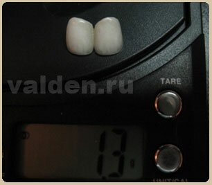 На данной фотографии показана легкость коронок из оксида циркония. Вес двух циркониевых коронок на передние зубы составляет 1,3 грамма.